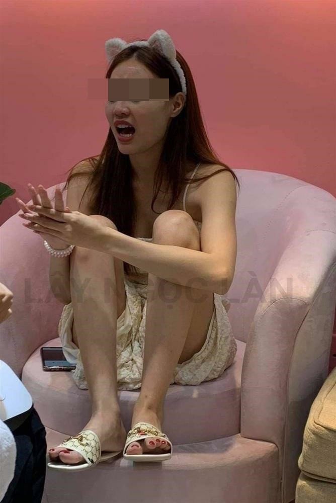 Số khác nhận định, dù giờ đây quan điểm về nữ giới có thoáng đi chăng nữa thì việc ngồi gác chân hoặc dạng chân nơi công cộng như vậy vẫn là điều không nên.