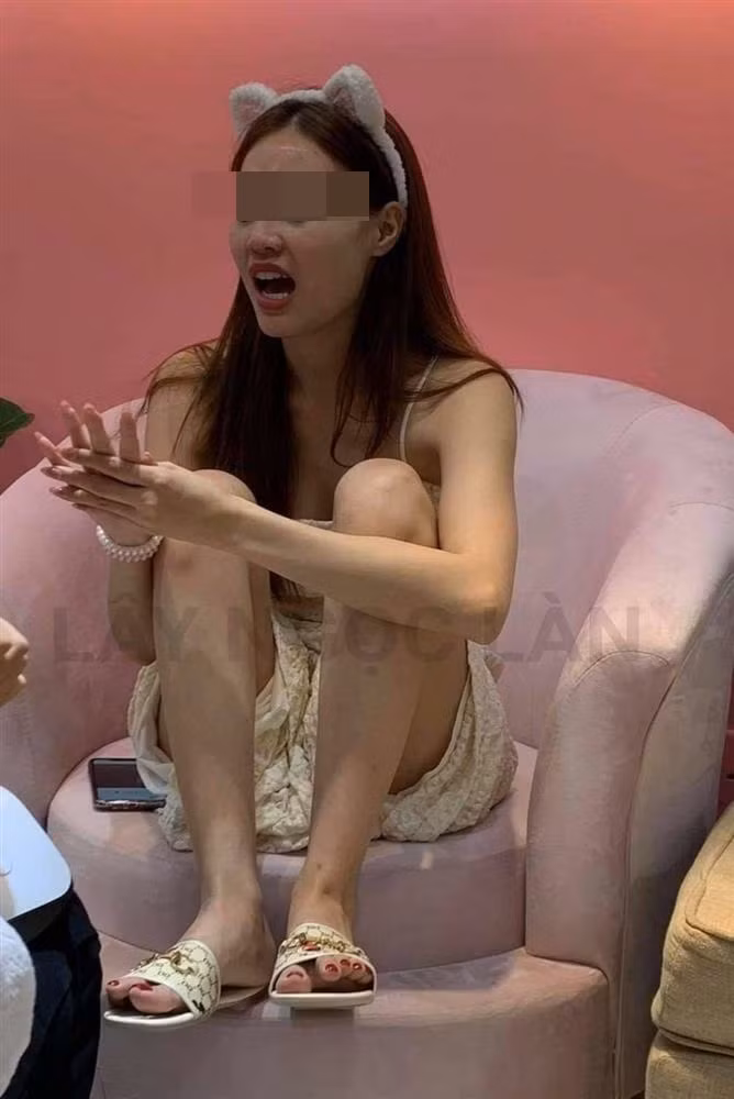 Số khác nhận định, dù giờ đây quan điểm về nữ giới có thoáng đi chăng nữa thì việc ngồi gác chân hoặc dạng chân nơi công cộng như vậy vẫn là điều không nên.