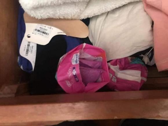 Sau khi nam thanh niên ra yêu cầu, ngay lập tức bị anh bạn cùng phòng đuổi đi. Quá tức giận vì thái độ, anh chàng liền dọn ra khỏi nhà. Tuy nhiên, trước khi đi, "kẻ bị hại" đã nhanh trí mua ngay những vật dụng cá nhân con gái, giấu khắp nơi trong nhà để "bóc phốt" kẻ đào hoa này.