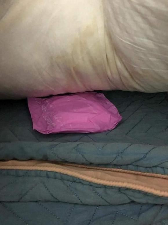 Chứng kiến tận mắt cùng pha kết hợp hoàn hảo đến từ âm thanh đã khiến nam thanh niên “chịu không nổi”, tức anh ách vì phải sống chung với những kẻ thiếu ý thức. Thậm chí, việc ăn ngủ của mấy bạn gái lại thường xuyên đến mức tuần 7 ngày thì có tới 4-5 ngày ở lại nhưng không hề đóng góp gì. Do đó, anh chàng quyết định tiền phòng sẽ chia 4, đồng thời thu thêm tiền nước, mạng và tiền ăn.