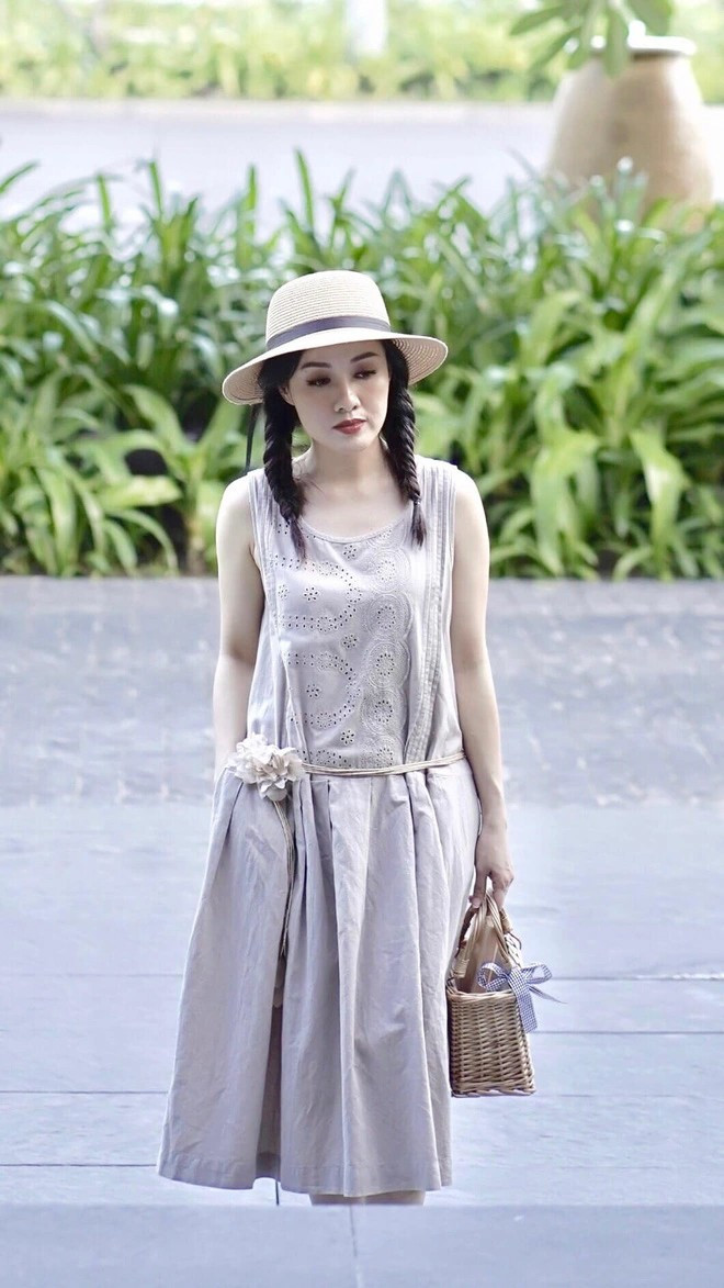 Trước xu hướng màu tóc nhuộm được giới trẻ ưa chuộng thì mái tóc đen truyền thống lại giúp Hoài Anh ghi được những dấu ấn riêng trong lòng công chúng vì nét đẹp dịu dàng, không hề cầu kỳ, kiểu cách.