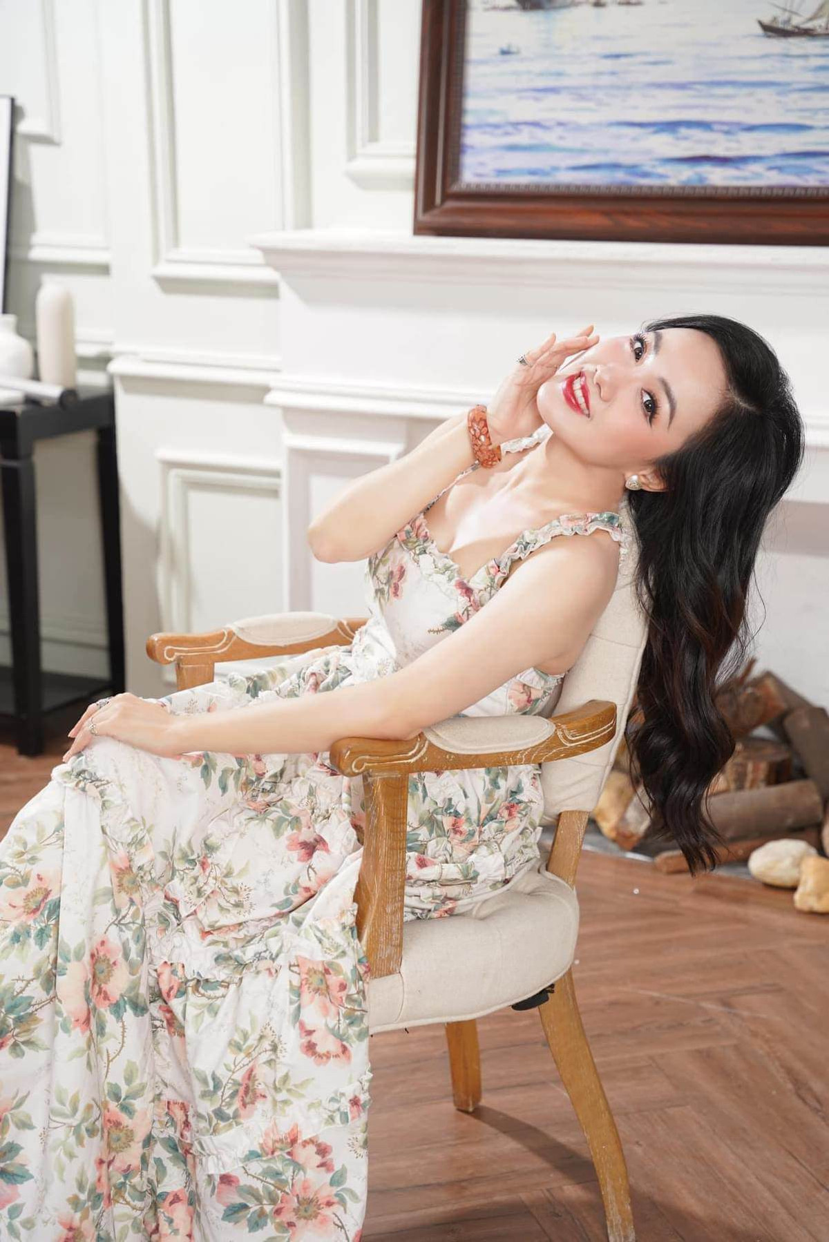 Dù đã 20 năm gắn bó với truyền hình, Hoài Anh vẫn gây ấn tượng với nhan sắc trẻ đẹp, mặn mà.