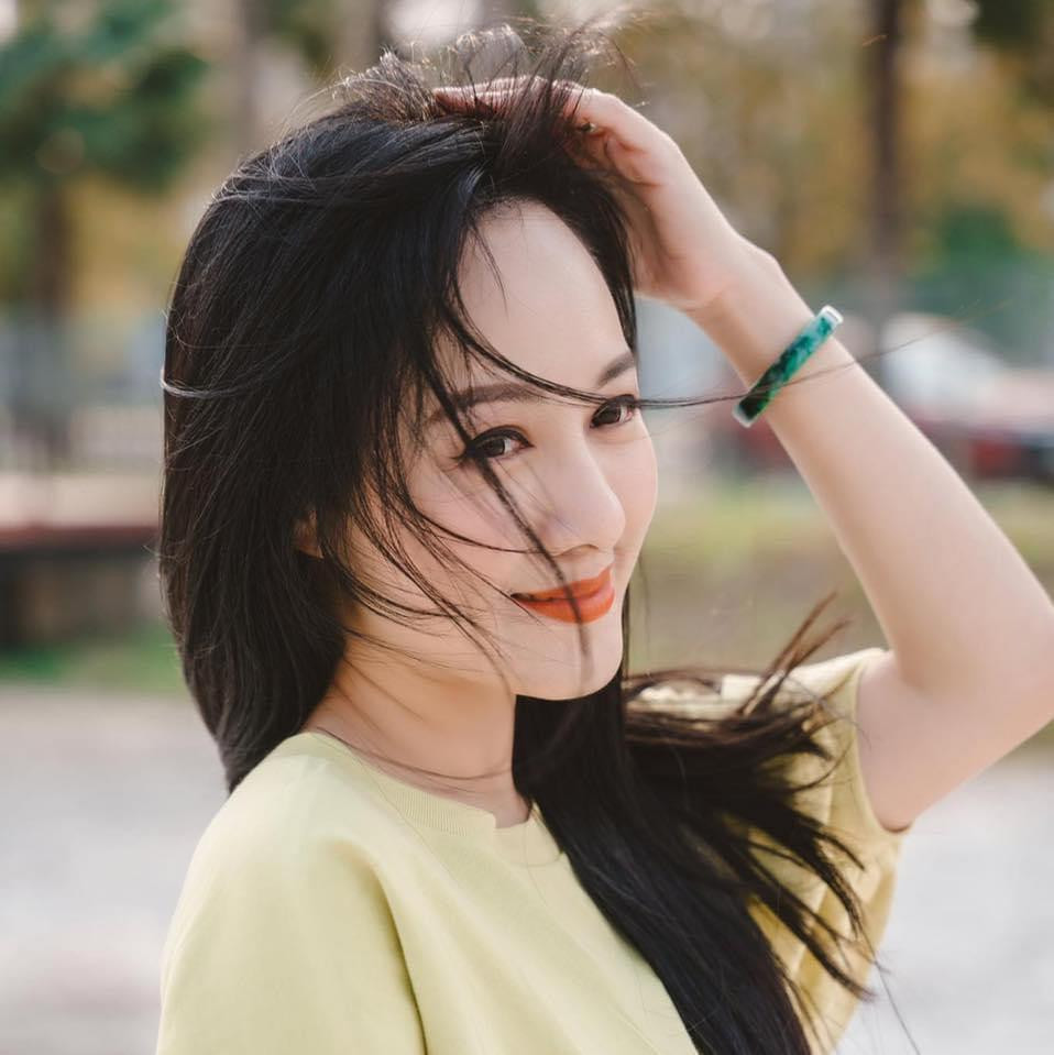 Dù mặc theo phong cách nào thì Hoài Anh vẫn luôn trung thành với kiểu tóc đen, dài xõa ngang vai.