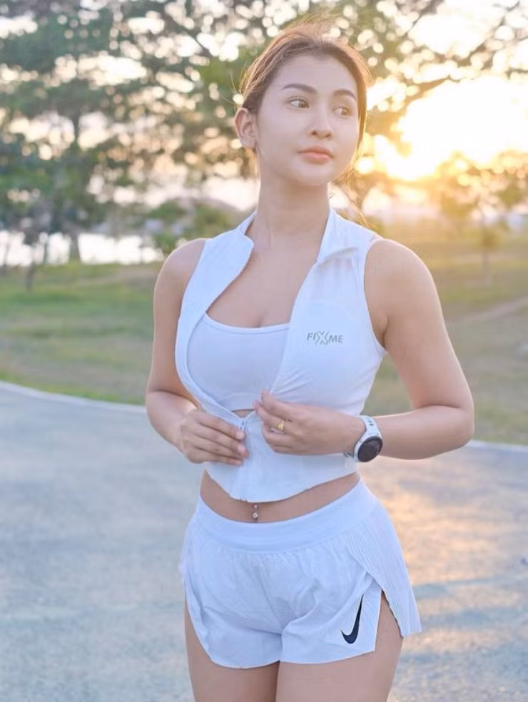 Vừa qua, Pooklook có thêm hàng nghìn người hâm mộ khi đăng tải những bức ảnh đẹp về giải chạy, đặc biệt là loạt ảnh bikini khoe sự khỏe khoắn và vẻ đẹp cơ thể.