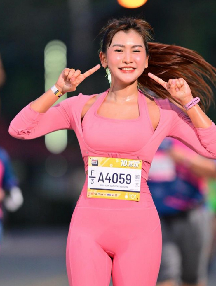 Thông qua trang cá nhân, mỹ nhân Thái Lan gửi tới khán giả những bức ảnh hấp dẫn về bản thân, và giới thiệu các sự kiện chạy bộ tới với nhiều người.