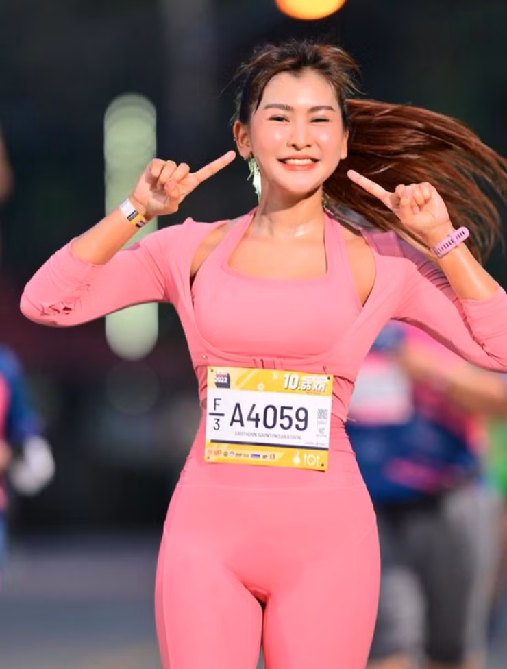 Thông qua trang cá nhân, mỹ nhân Thái Lan gửi tới khán giả những bức ảnh hấp dẫn về bản thân, và giới thiệu các sự kiện chạy bộ tới với nhiều người.
