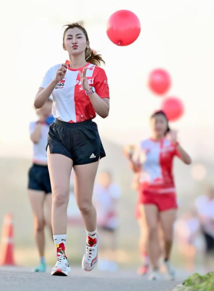 Pooklook Sasithorn từng lên ngôi Hoa hậu Du lịch Thế giới Nakhon Ratchasima 2021, từng nhận vinh dự làm Đại sứ cho Du lịch và Thể thao Thái Lan, giờ đang là ngôi sao mạng xã hội và là runner (người chạy bộ) nổi tiếng.