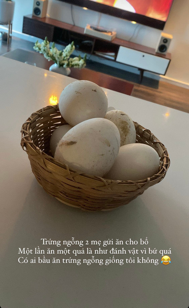 Không chỉ nhận được chăm sóc từ phía chồng, Salim còn nhận được sự quan tâm hết sức chu đáo từ 2 phía gia đình. Cụ thể trên story mới nhất của mình, cô đã đăng tải hình ảnh rổ trứng ngỗng to đùng kèm theo lời chia sẻ.