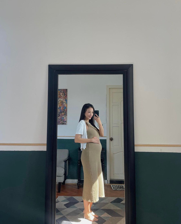 Chỉ với một hình ảnh tưởng chừng như rất đơn giản nhưng cho thấy Salim đã rất tinh tế "khoe" sự quan tâm, cưng chiều từ mẹ ruột và mẹ chồng.