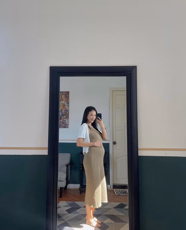 Chỉ với một hình ảnh tưởng chừng như rất đơn giản nhưng cho thấy Salim đã rất tinh tế "khoe" sự quan tâm, cưng chiều từ mẹ ruột và mẹ chồng.