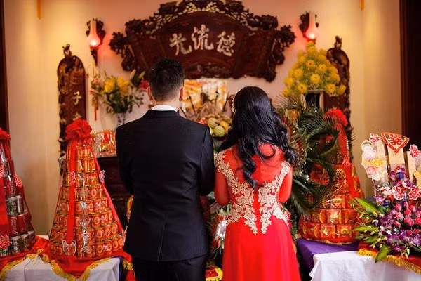 Nha trai ki keo “mac ca” thach cuoi va man “dap tra” day bat ngo cua ong bo vo