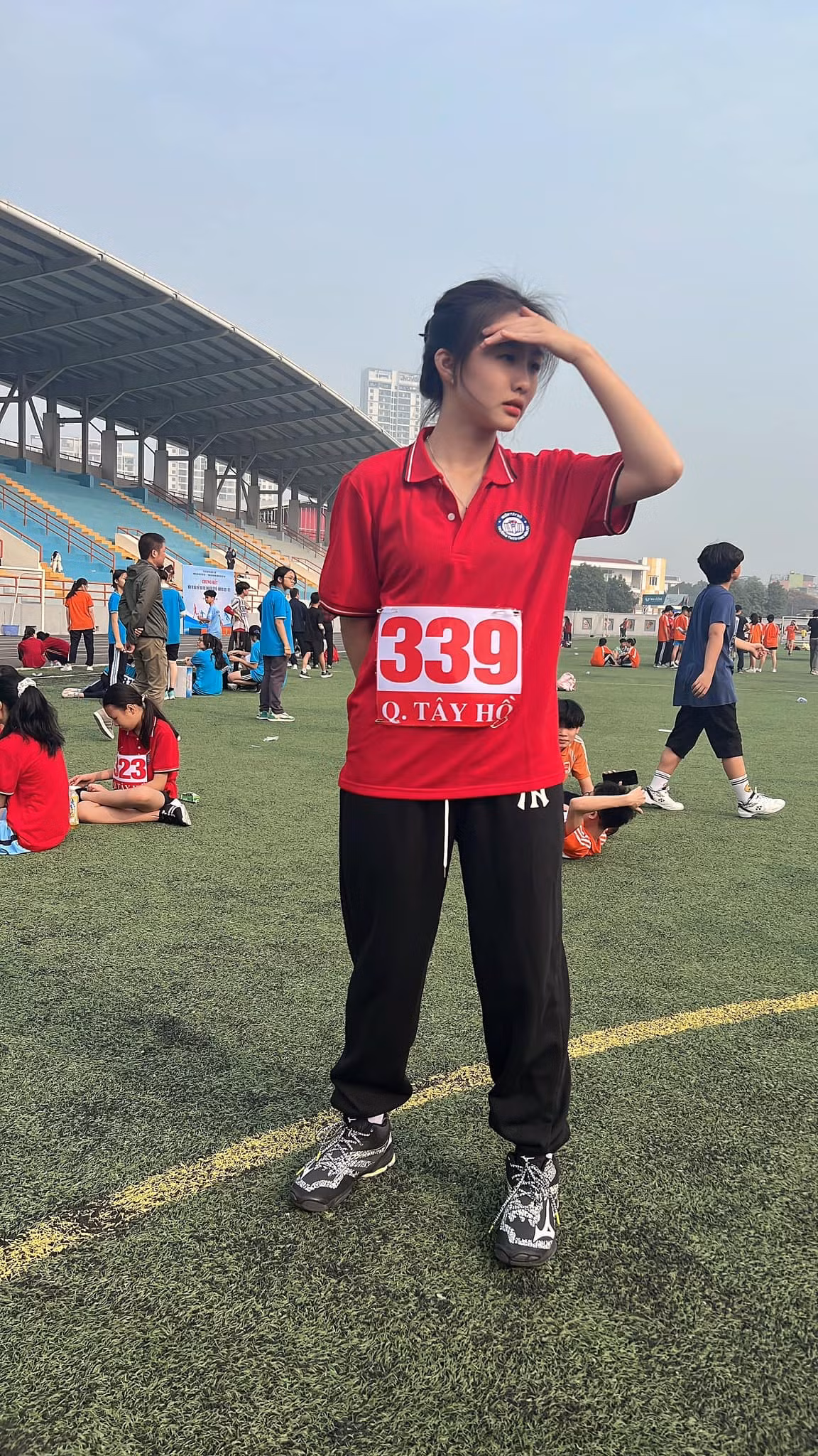 Vì có mẹ là VĐV bóng chuyền nên Huệ Anh cũng được thừa hưởng chiều cao từ mẹ.