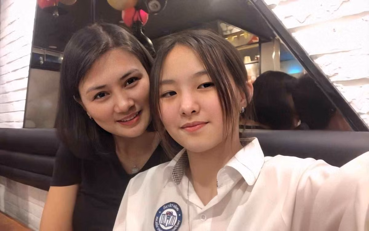 "Điều tự hào của mình là con tham gia tất cả các môn thể thao như chạy, bơi, aerobic, cầu lông, bóng rổ, múa... Con từng đạt giải Nhất Aerobic, giải Nhì bơi và giải Ba chạy ở trường", Kim Huệ tự hào khi nói về con gái.