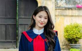 Về phía Kim Huệ, cô không hề cấm cản mà còn khuyến khích con gái làm đẹp. Thi thoảng, Huệ Anh và mẹ còn dành thời gian để đắp mặt nạ cũng như đi mua sắm mỹ phẩm dưỡng da.