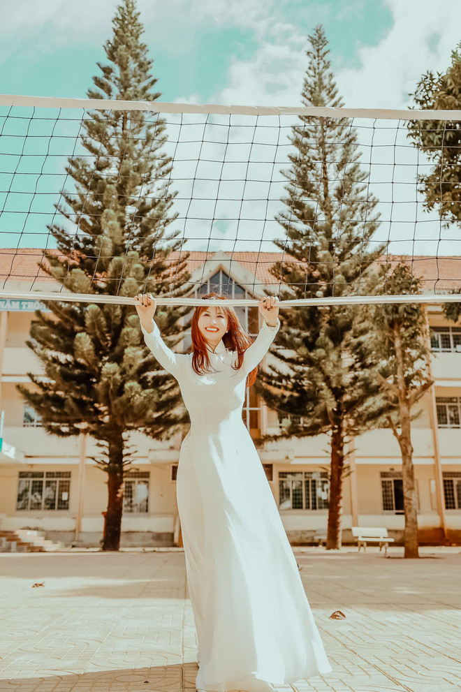 Ngoài áo dài trắng tinh khôi, vợ đại gia Minh Nhựa còn có những đạo cụ đúng thời cắp sách tới trường như xe đạp, bó cúc tana lãng mạn,...