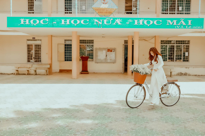 Không những thế, bà xã Minh Nhựa còn kể quá trình chụp ảnh và không ngại thừa nhận mình là học sinh cá biệt thời đi học ở phần bình luận.