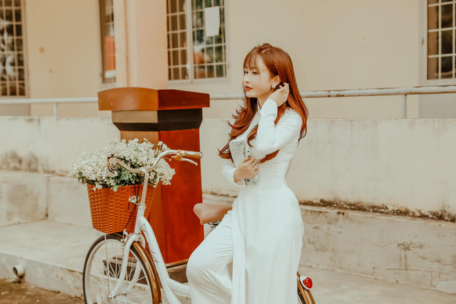 Cụ thể, Mina chia sẻ: "Quậy quá rách cái ống quần luôn. Áo dài mới may, mặc được có tẹo chụp hình là rách rồi đó. Ngày xưa cũng toàn bị rách giờ cũng y chang. Mà nay quậy hơn tuổi học trò luôn rồi".