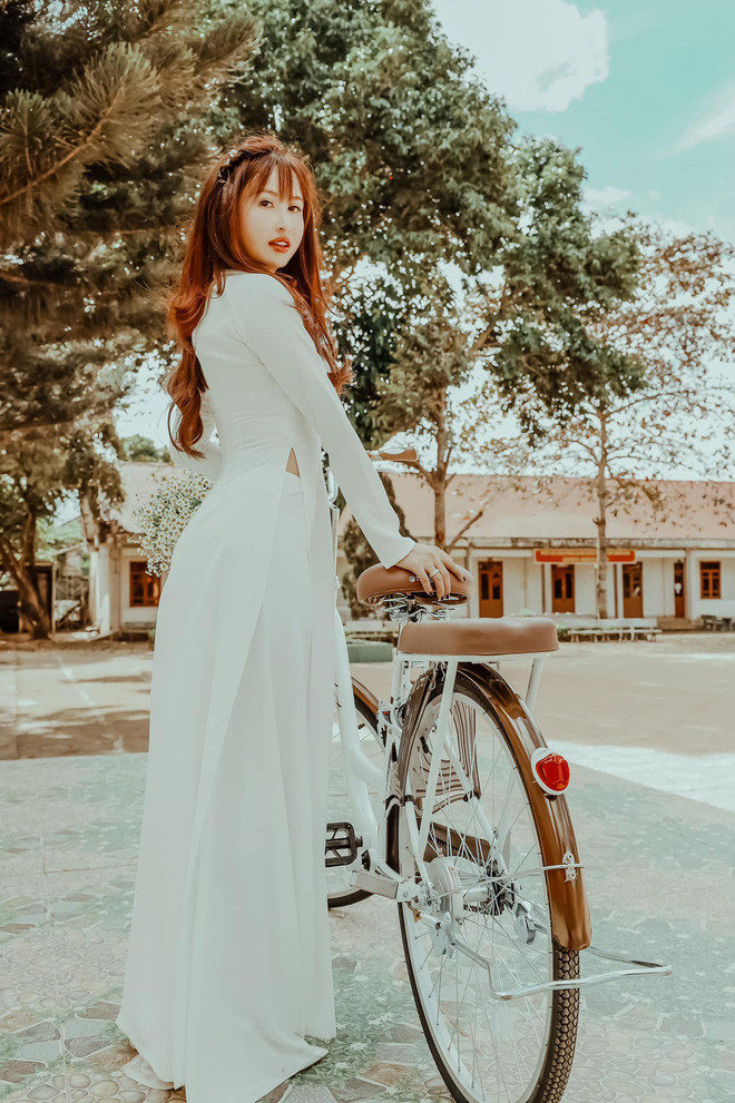 Ngoài ra, dân mạng cũng để lại nhiều bình luận thích thú: "Dễ thương quá", "Đẹp duyên dáng trong tà áo dài học đường", "Nữ sinh quậy quá", "Ui. Bộ ảnh này lạ à nha chị. Nhưng mà xinh",...