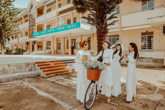 Sau vụ bỏ đi vì nghi chồng ngoại tình, Mina còn khiến nhiều người chú ý nhờ những lần hoạt động của mình, điển hình như việc dùng ảnh đi mượn của một nữ blogger du lịch đến từ Australia.