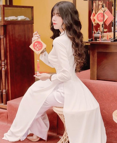 Mai Dora từng là một nữ sinh chuyên ngành Tài chính ngân hàng và có thành tích học tập khá tốt. Nhưng cô nàng bất ngờ chuyển hướng qua làm streamer và bước đầu gặt hái được thành công.