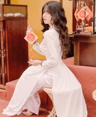 Mai Dora từng là một nữ sinh chuyên ngành Tài chính ngân hàng và có thành tích học tập khá tốt. Nhưng cô nàng bất ngờ chuyển hướng qua làm streamer và bước đầu gặt hái được thành công.