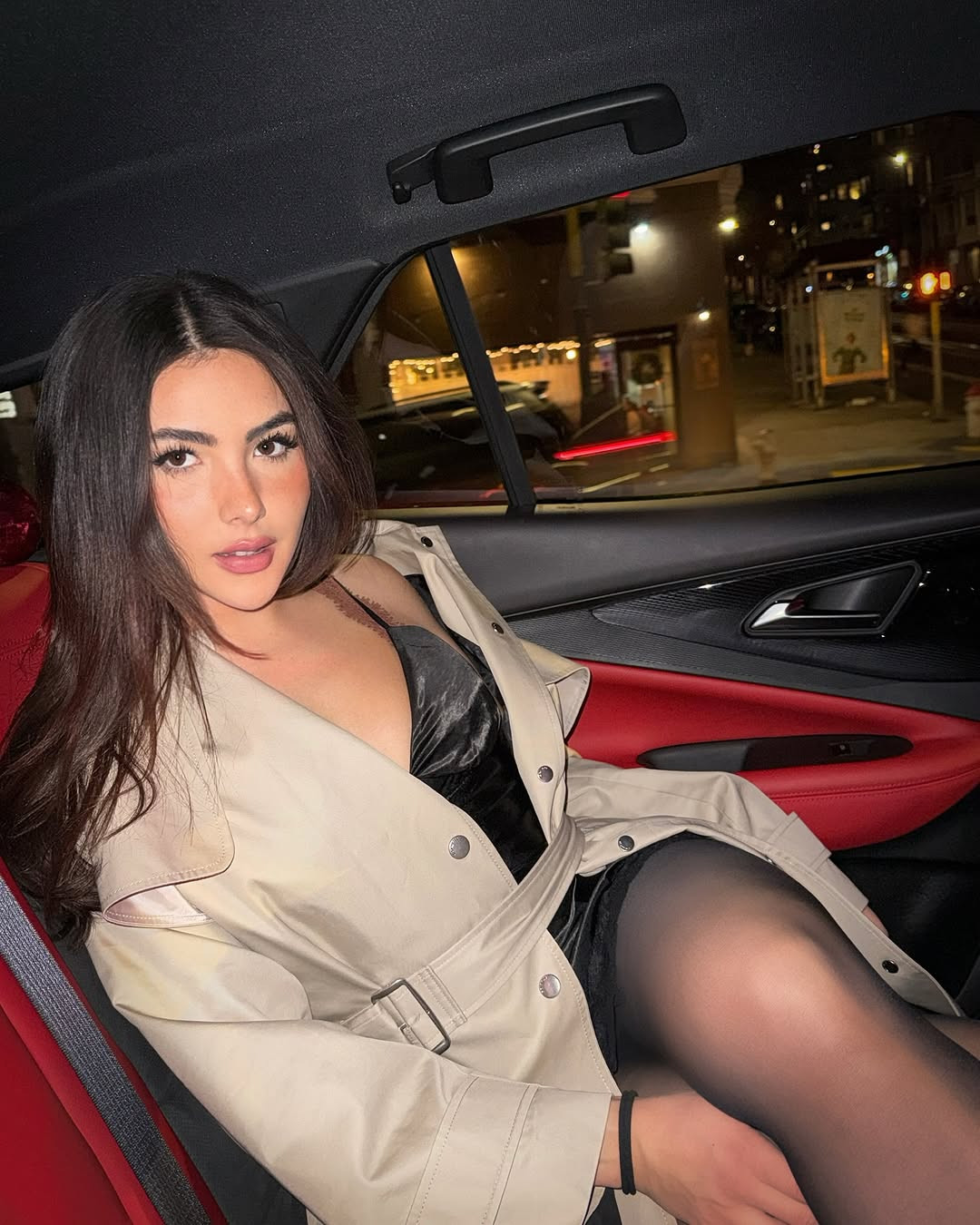 Được biết đến qua phong cách sống đầy năng lượng và gu thời trang phá cách, Andrea không ngần ngại bộc lộ con người đầy sức hút trong mỗi vai trò.