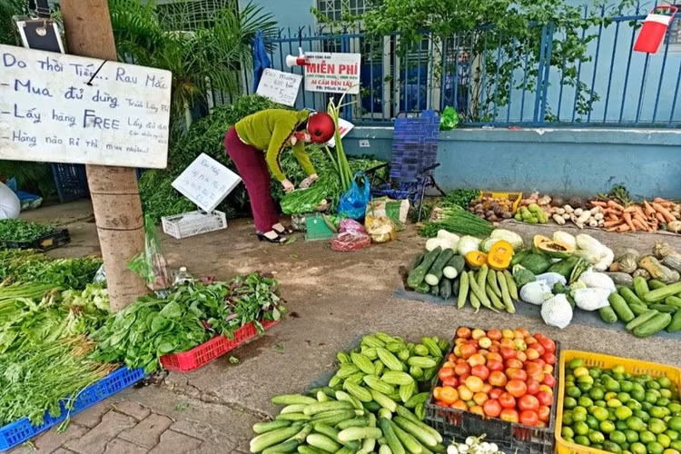 Cậu thanh niên ngại ngùng nói: “Anh không sợ em lấy luôn không trả sao”. Minh Râu sảng khoái nói coi như mất 1 khoản, không trả cũng chẳng làm sao. Trước khi thanh niên về, anh còn nhắc cậu lấy thêm ít đậu bắp về ăn dần.