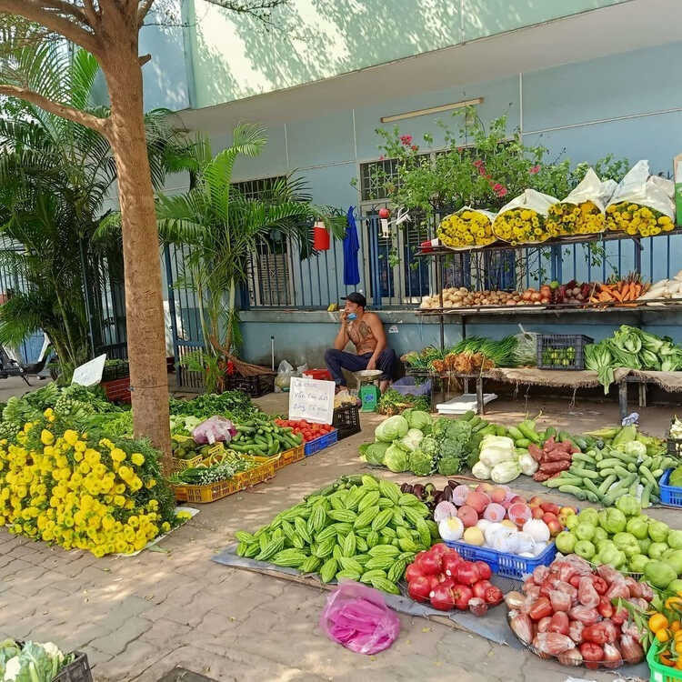 Kể từ thời điểm đó, đã hơn 1 năm trôi qua, cuộc sống Minh Râu có nhiều thay đổi. Anh vẫn cần mẫn với công việc bán rau và cuộc sống trở nên vui vẻ, thoải mái hơn.