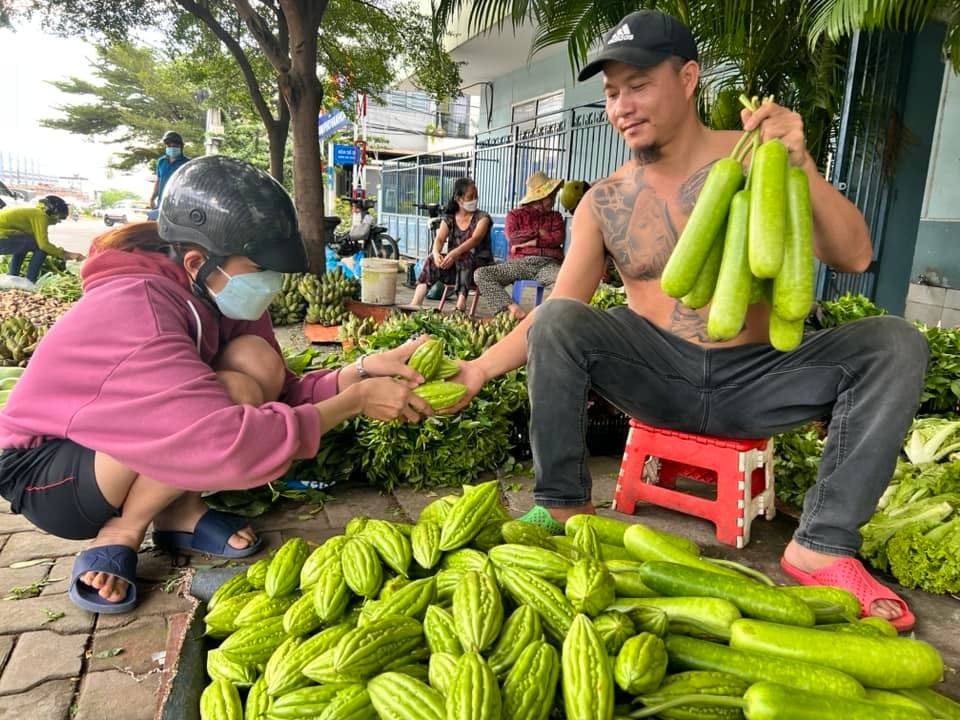 Minh Râu từng là cái tên được nhiều người biết đến trong mùa dịch COVID-19. Thời điểm đó, dù lương thực, thực phẩm thiếu thốn nhưng "ông chủ sạp rau" vẫn quyết bán đúng giá hay thậm chí giảm giá cho bà con.