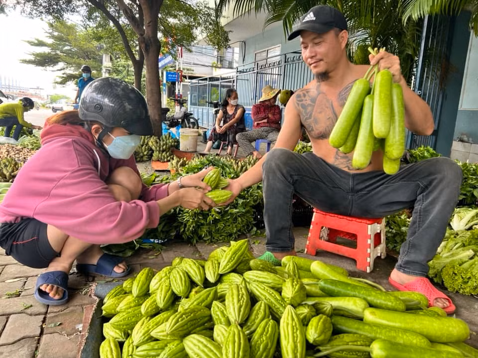 Minh Râu từng là cái tên được nhiều người biết đến trong mùa dịch COVID-19. Thời điểm đó, dù lương thực, thực phẩm thiếu thốn nhưng "ông chủ sạp rau" vẫn quyết bán đúng giá hay thậm chí giảm giá cho bà con.