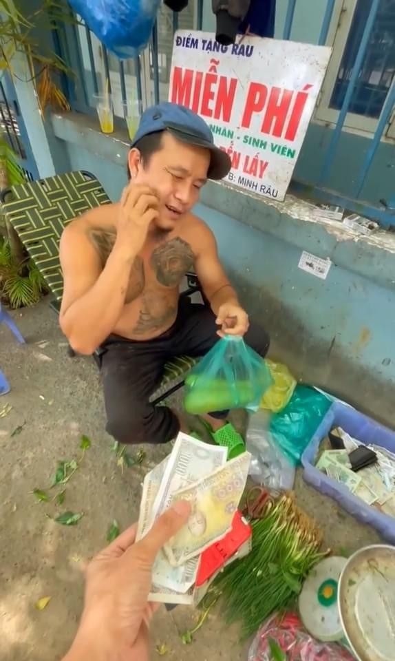 Hiện tại, facebook của Minh Râu đã có tích xanh, lượt follow cũng tăng chóng mặt. Chưa kể, nhờ sự phát triển nhanh chóng mà anh đã thành lập công ty riêng.