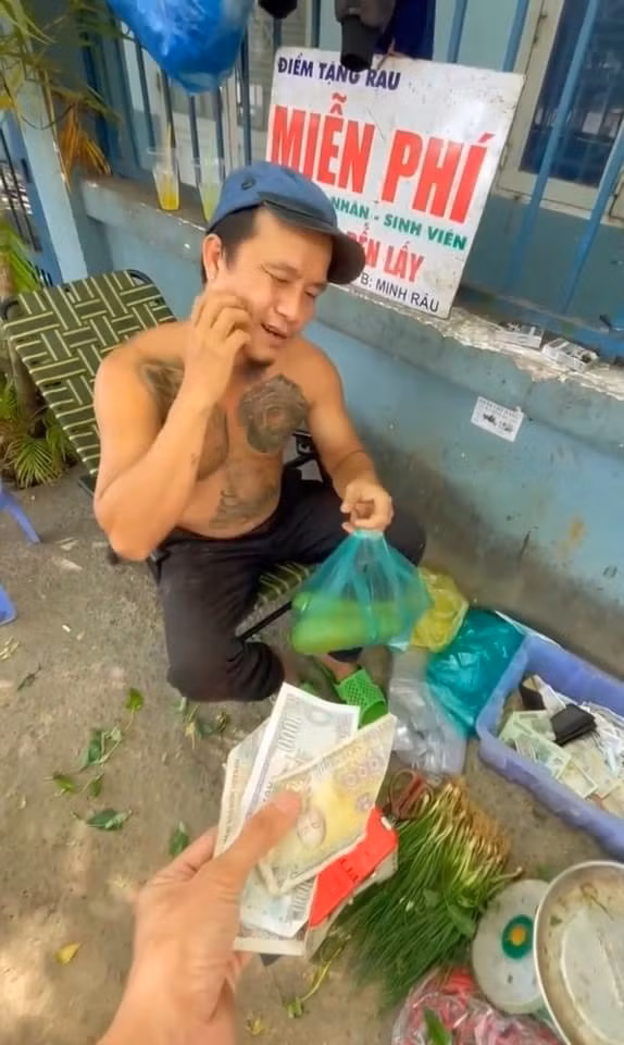 Hiện tại, facebook của Minh Râu đã có tích xanh, lượt follow cũng tăng chóng mặt. Chưa kể, nhờ sự phát triển nhanh chóng mà anh đã thành lập công ty riêng.