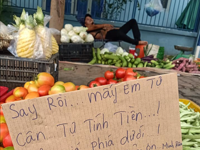 Biết vậy, anh Minh chẳng ngại ngần tặng luôn cho cậu sinh viên 2 trái bầu giá 8 nghìn đồng. Ngoài ra, anh còn cho cậu sinh viên vay 200 nghìn đồng dù cả 2 chẳng quen biết.