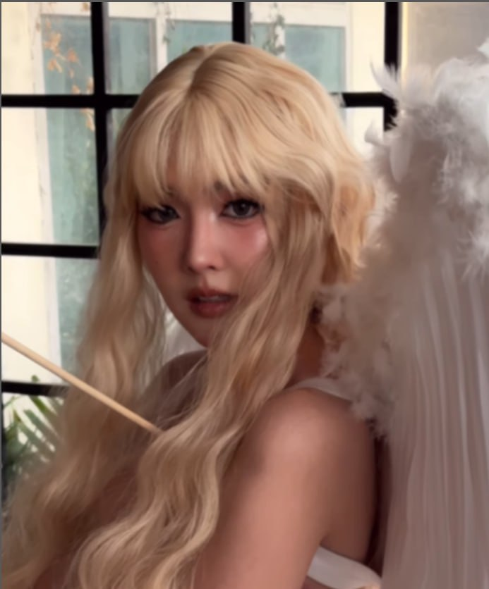 Mỗi bức ảnh là một sự kết hợp giữa vẻ đẹp gợi cảm và nét tinh tế, tựa như những giấc mơ lãng mạn mà cô gửi đến người hâm mộ trong dịp lễ tình nhân.