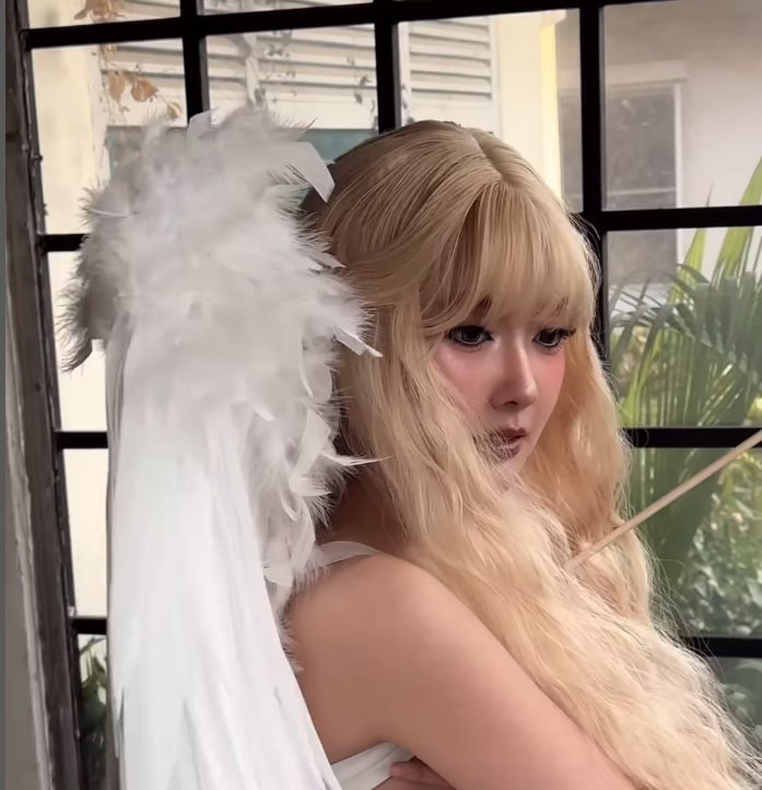 Trong loạt ảnh này, Bizcuitbeer táo bạo diện đồ thiếu vải, thậm chí không mặc áo.