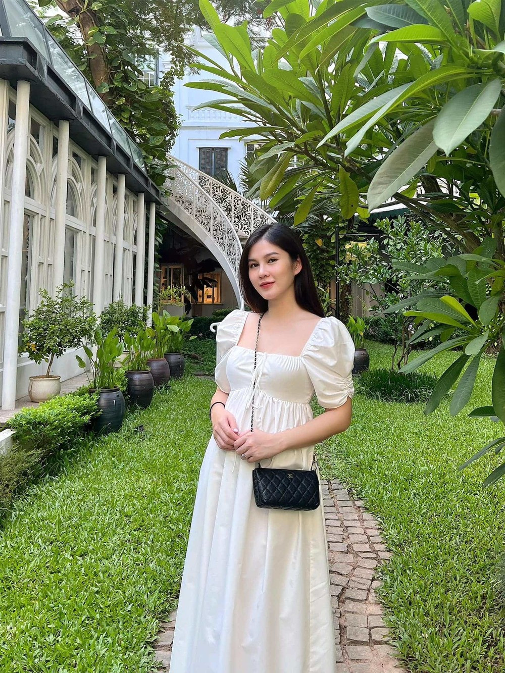 Đặc biệt khi kết hợp cùng layout trang điểm sắc sảo, quyến rũ, mái tóc xoăn bồng bềnh, nhan sắc của Thu Hoài lại càng được tôn lên nét mặn mà hơn. Đông đảo bạn bè và người hâm mộ phải dành lời khen vì mẹ bầu quá xinh đẹp.