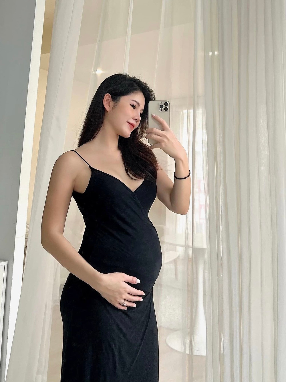 Gần 2 năm chung nhà với doanh nhân Hoàng Nam, cặp đôi chuẩn bị đón đứa con đầu lòng. Dù đang ở những tháng cuối của thai kỳ, MC Thu Hoài vẫn được nhận xét đẹp mặn mà.