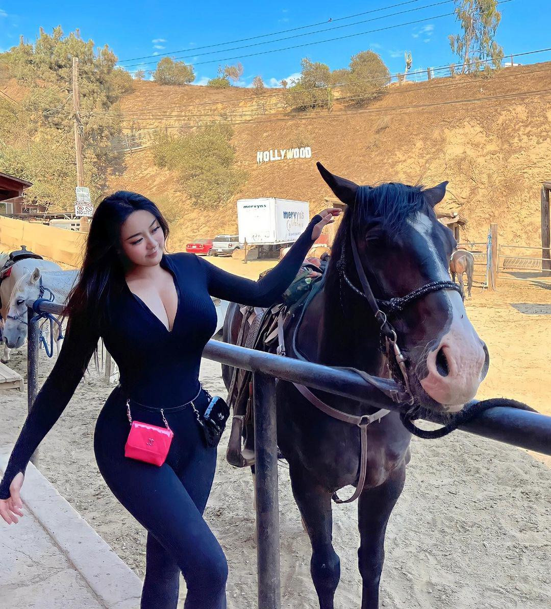 Rebecca Liu được người hâm mộ ưu ái gọi là "cô béo xinh nhất Trung Quốc". Người đẹp nổi tiếng trên các nền tảng mạng xã hội với vai trò travel blogger và fashion blogger.