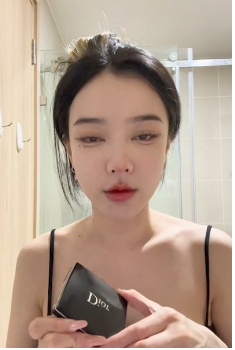 Sở hữu đường nét gương mặt hài hòa, thanh tú, làn da trắng mịn, ít khuyết điểm, TikToker Vic chỉ cần trang điểm khoảng 3 phút, với những bước cơ bản, uốn tóc đã trông rất xinh xắn, thu hút.