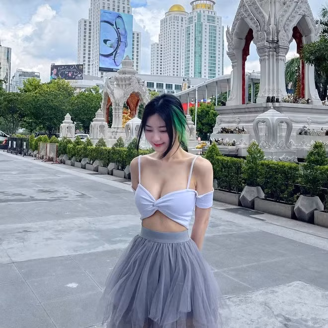Trang TikTok cá nhân của Ái Thiên có hơn 200 nghìn lượt follower, nơi người đẹp thường xuyên chia sẻ các clip nhảy, đi chụp hình, make up,...