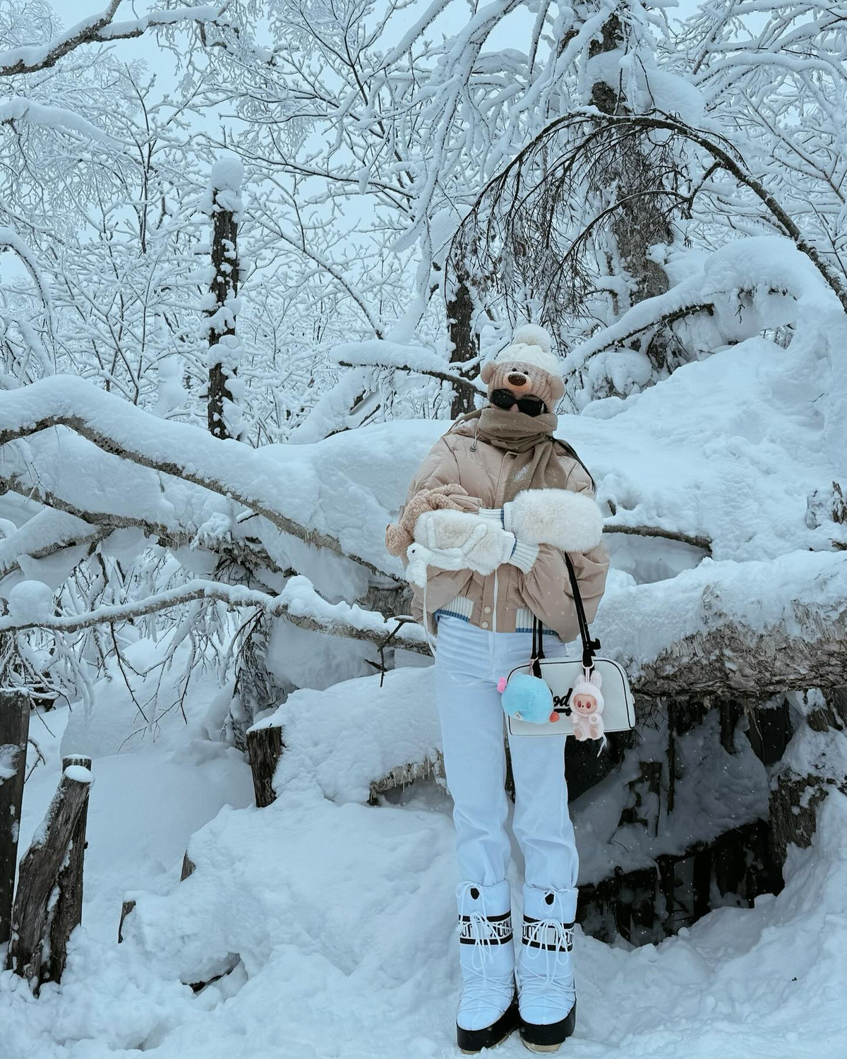 Á hậu Huyền My diện đồ khá đơn giản, mức giá không quá đắt đỏ như mọi lần, chỉ rơi vào khoảng 25 triệu đồng.