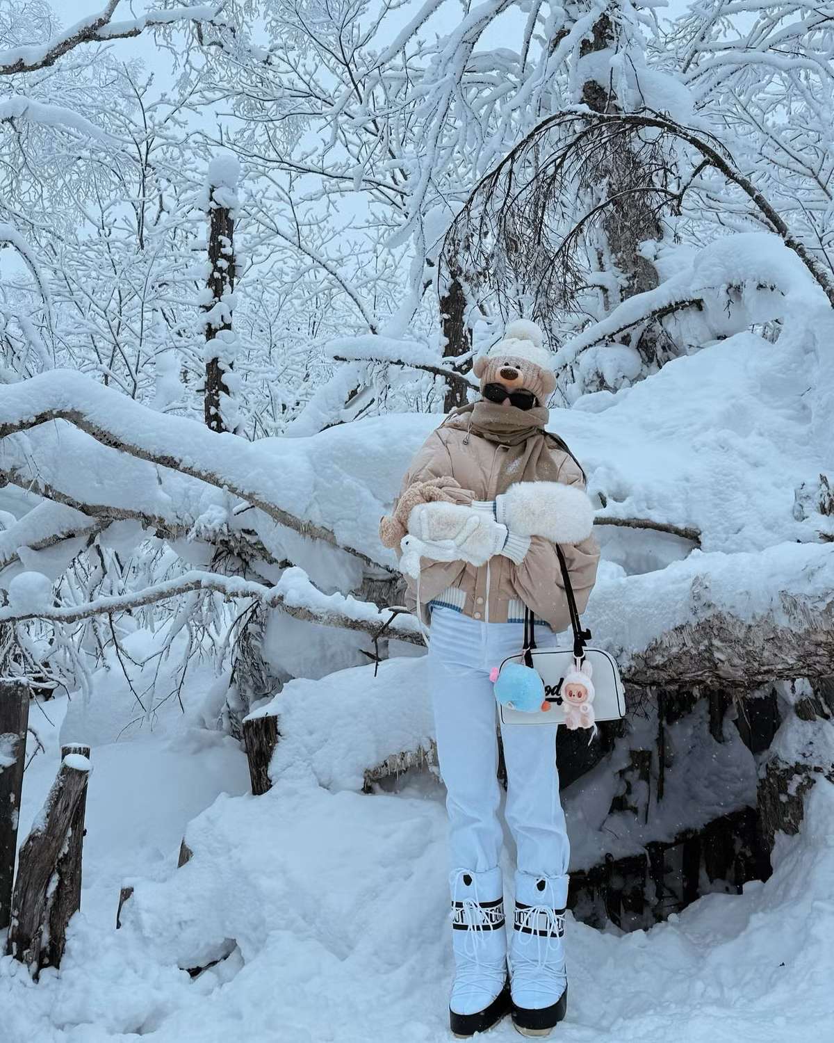 Á hậu Huyền My diện đồ khá đơn giản, mức giá không quá đắt đỏ như mọi lần, chỉ rơi vào khoảng 25 triệu đồng.