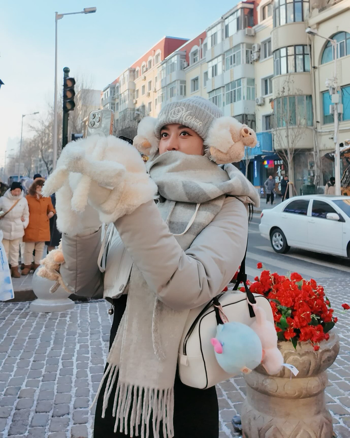 Dù trong bất kỳ khoảnh khắc nào, Á hậu Huyền My cũng diện trang phục kín mít, mang chất liệu dày dặn giữ ấm cơ thể tối đa giữa khí trời lạnh giá.