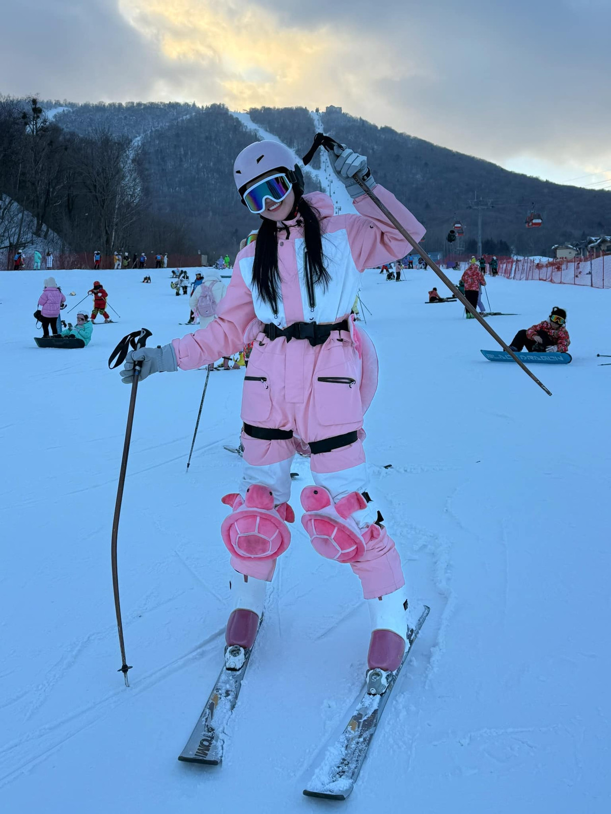 Trong đó, mẫu giày boot cao cổ của nàng hậu có giá khoảng 240 USD (khoảng 6 triệu đồng), túi xách khoảng 4 triệu đồng và kính mát gần 15 triệu đồng.