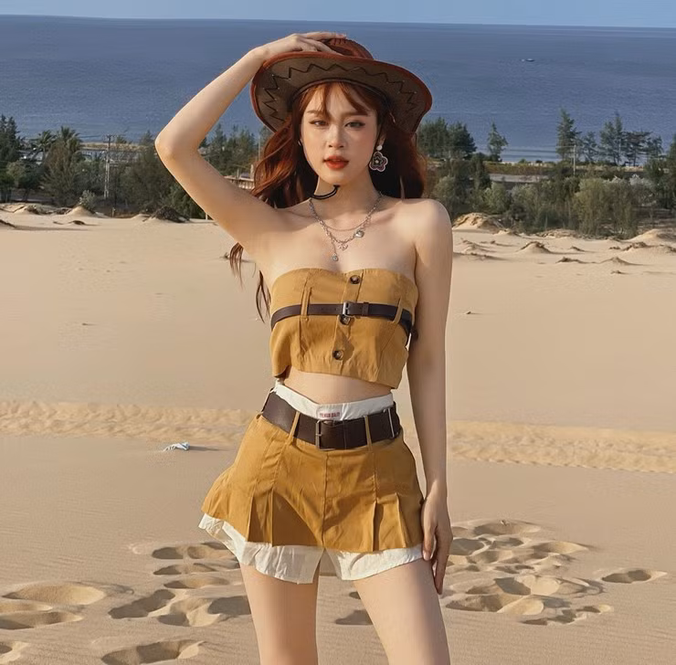 Bên cạnh body đẹp nhờ chăm chỉ tập luyện thì gương mặt xinh xắn với nụ cười tươi như hoa, làn da trắng mịn cũng giúp Thảo Vi thu hút được lượng fan đông đảo.