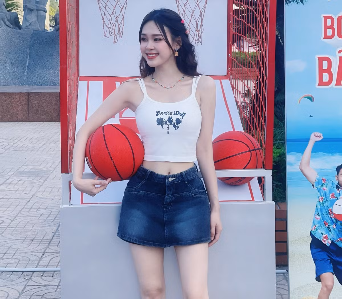 "Em xinh như một thiên thần", "Cô MC xinh nhất Nghệ An đây rồi", "Nữ MC mặc gợi cảm nhất Nghệ An à",... là những bình luận của dân mạng để lại dưới bài viết của nữ MC Thảo Vi.