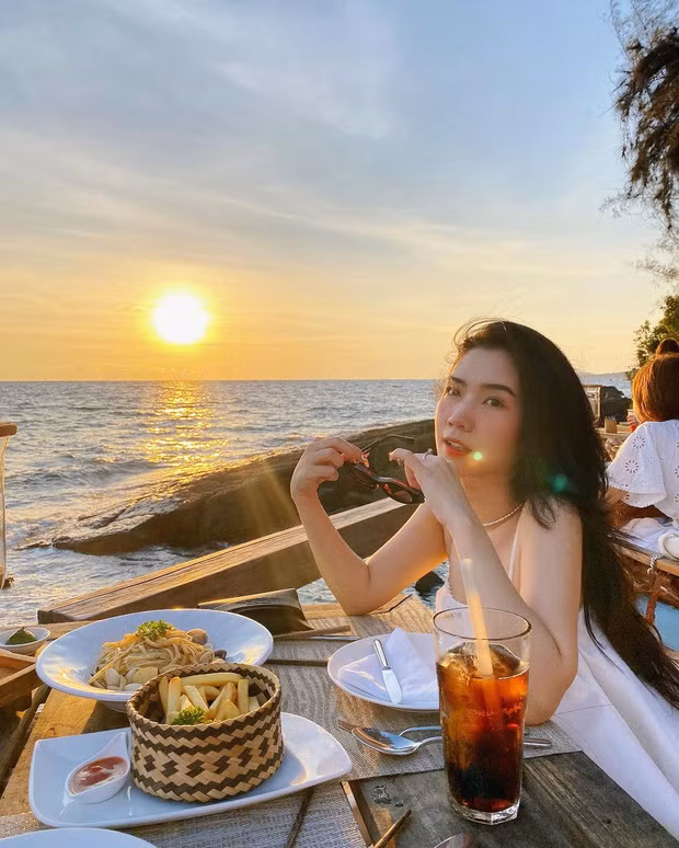 Trong dàn hot girl đời đầu tại Sài Gòn, Chù Disturbia (tên thật Nguyễn Thị Vân Anh, sinh năm 1993), là cái tên khá nổi bật.