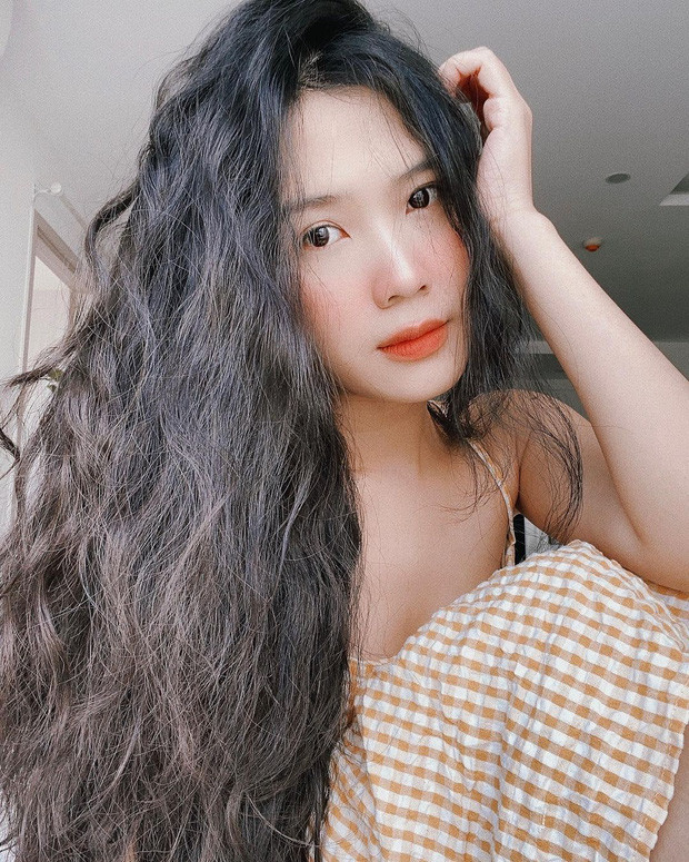 Đi kèm bức ảnh khoe mặt mộc, Chù có viết: "Một chiếc da mộc chụp cam thường sau 2 tháng chăm sóc, quầng thâm mắt cũng sáng màu hơn, không uổng công mấy lúc rát khóc luôn".