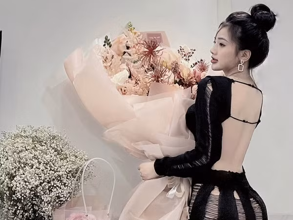 Khác xa với hình ảnh khi còn ngồi ghế nhà trường, Thanh Hằng ở độ tuổi trưởng thành quyến rũ gấp bội.