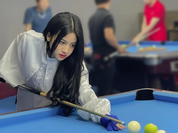 Thanh Hằng thường chọn những trang phục tôn da, tôn dáng. Cô bạn không đóng khung bản thân trong một phong cách cụ thể nào.